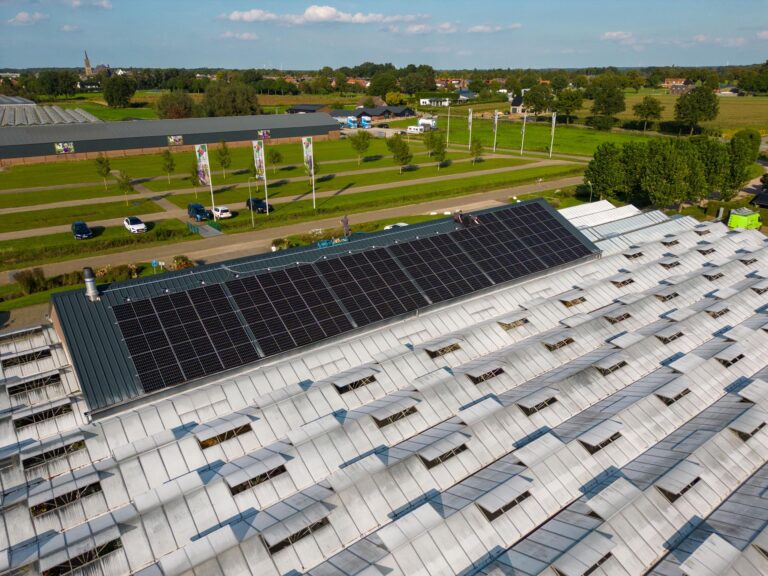 Foto 1 GREENWORLD33 Dit project in Velden heeft 108 Jinko Solar 475Wp panelen met Enphase micro-omvormers.