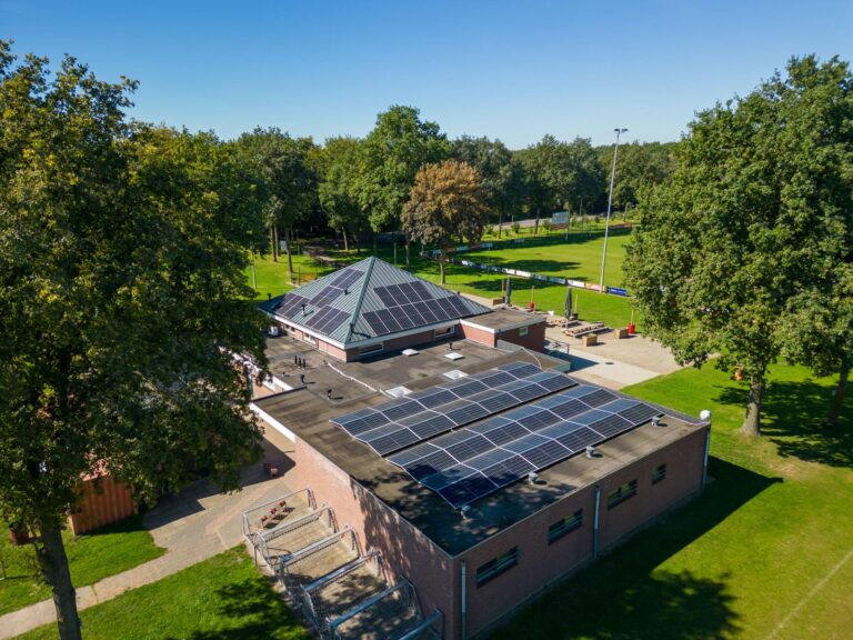 Foto 6 GREENWORLD11 Dit project in Baarlo 70 stuks Suntech 540Wp panelen met Enphase micro-omvormers.